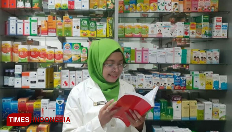 Siswi Farmasi Anida Irma Ardiana diterima bekerja di Apotek K24. (Foto-foto: SMK Al-Irsyad for TIMES Indonesia)