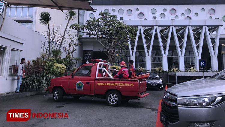 Terlihat mobil Damkar yang keluar dari halaman Hotel Ibis Styles Malang usai melakukan evakuasi jenazah korban terjepit lift. (FOTO: Rizky Kurniawan Pratama/TIMES Indonesia)