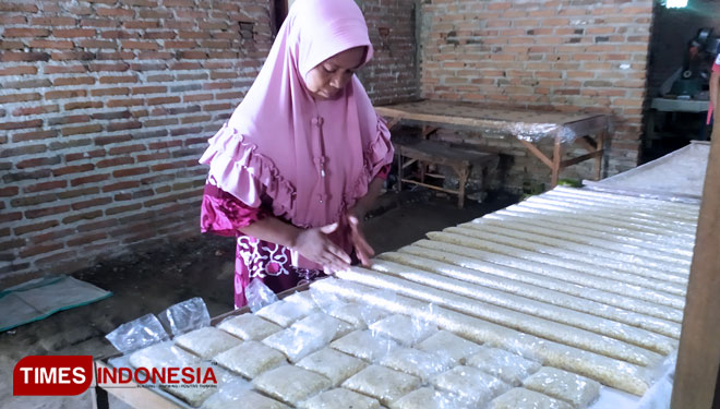 Umi Hasanah dan Wiyono saat tengah sibuk membuat tempe didumahnya di Dusun Rejosari, Desa Tinggar, Kecamatan Bandarkedungmulyo, Kabupaten Jombang (Foto: Rohmadi/TIMES Indonesia)