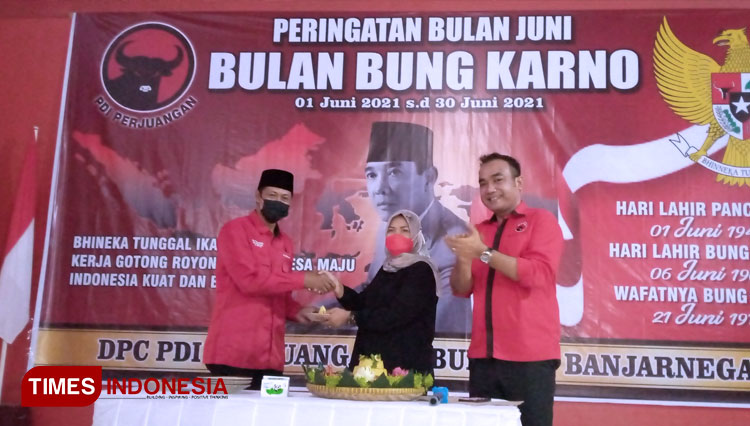 Pemotongan tumpeng dalam rangkaian peringatan hari lahirnya Pancasila dan Bulan Bung Karno. (FOTO: Muchlas Hamidi TIMES Indonesia).