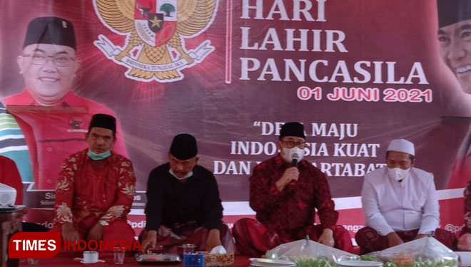 Wakil Bupati Bondowoso sekaligus Ketua DPC PDI Perjuangan Bondowoso saat memberikan pemaparan dalam acara HUT Pancasila dan memperingati Bulan Bung Karno (Foto: Moh Bahri/TIMES Indonesia)