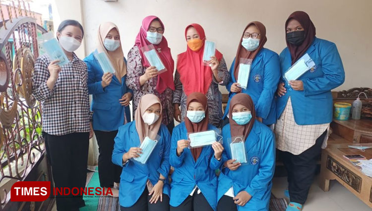 Penyuluhan penggunaan masker oleh Timkestara SMK Kesehatan Nusantara Surabaya di Jalan Putat Jaya C Barat Surabaya. (Foto-foto: SMK Kesehatan Nusantara for TIMES Indonesia)