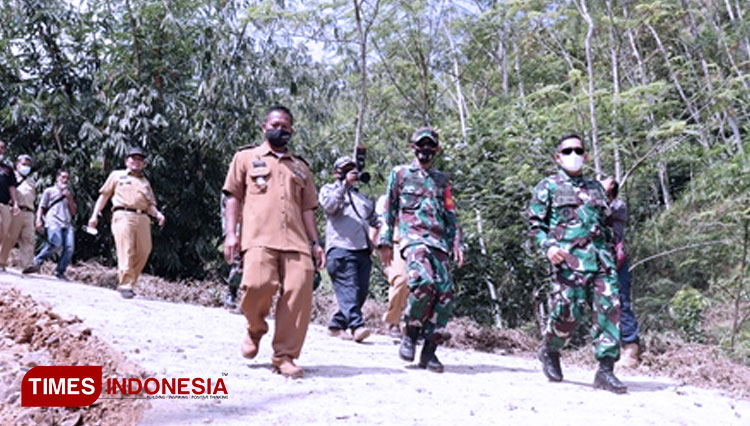 Komandan Korem 071/Wijayakusuma, Kolonel Inf Dwi Lagan Safrudin SIP saat meninjau lokasi Pra TMMD Reguler 111 di Desa Kebutuhjurang, Bajarnegara (Foto: Pendim for TIMES Indonesia).