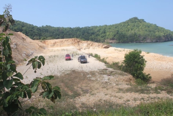 Pelabuhan-Pacitan.jpg