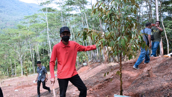 Wakil Wali Kota Banjar usai menanam pohon Durian di lahan Lapas Banjar (foto: Diskominfo)
