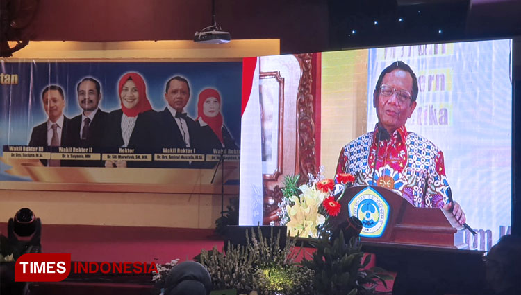 Menkopolhukam Mahfud M.D saat menyampaikan sambutan dalam acara pelantikan Rektor Unitomo, Rabu (2/6/2021). (FOTO: Lely Yuana/TIMES Indonesia)