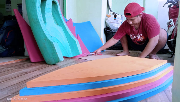 Kisah Perajin Riverboard Asal Tasikmalaya yang Mendunia
