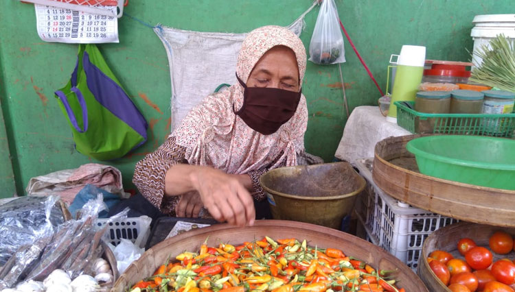 Suasana saat Pedagang Cabai berjualan di pasar Arjowinangun Pacitan (Foto: Yusuf For TIMES Indonesia)