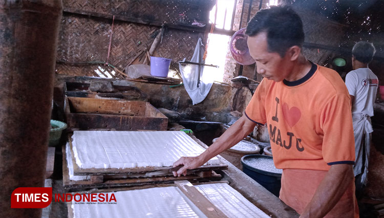 Proses pemotongan tahu. Pemotongan disesuaikan dengan ukuran yang sudah ditentukan. Setelah itu langsung digoreng, dikemas dan dipasarkan (FOTO: Moh Bahri/TIMES Indonesia).