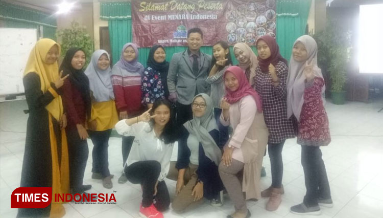 Siswa SMK Kesehatan Nusantara Surabaya foto bersama direktur menara. (Foto-foto: SMK Kesehatan Nusantara Surabaya for TIMES Indonesia)