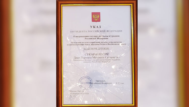 Presiden ke-5 RI Megawati Soekarnoputri terima piagam penghargaan Teringat Sang Ayah, Order of Friendship dari Rusia. (FOTO: PDI Perjuangan)