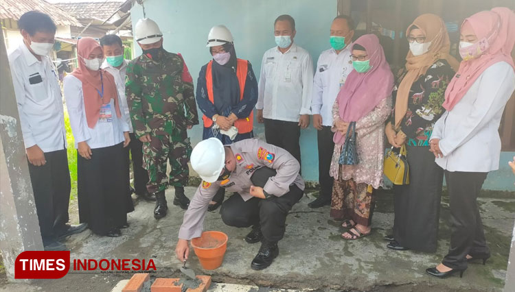 Perbaikan rumah tak layak huni di Gresik (Foto: Akmal/TIMES Indonesia)