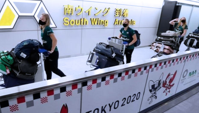 Tim Softball Australia, yang terdiri dari 23 pemain dan 10 anggota staf, tiba di Tokyo pada Selasa pagi untuk persiapan mengikuti Olimpiade Tokyo 2020.(FOTO: BBC/Reuters/Getty Image)