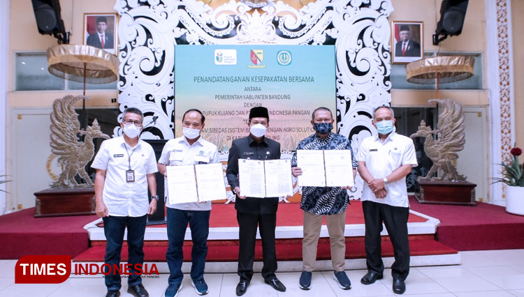 Bupati Bandung Dadang Supriatna menandatangani (MoU) dengan PT Pupuk Kujang dan PT Pupuk Indonesia Pangan, di Rumah Jabatan Bupati Bandung, Soreang, Rabu (3/6/21).(FOTO: Iwa/TIMES Indonesia)