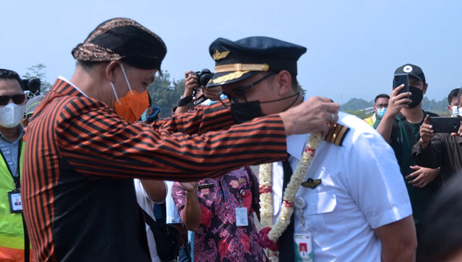 Gubernur Ganjar Pranowo kalungkan bunga pada pilot penerbangan komersial perdana  Bandara JB Soedirman, Wirasaba (FOTO: Humas Pemkab Purbalingga For TIMES Indonesia)