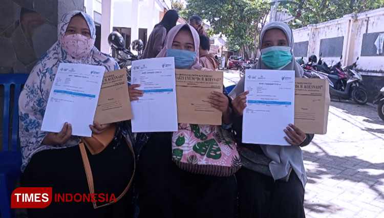 Sejumlah Guru PAUD di Kabupaten Bondowoso menunjukkan sertifikat vaksinasi setelah menerima vaksin Covid-19 di RSUD dr Koesnadi (FOTO: Moh Bahri/TIMES Indonesia).