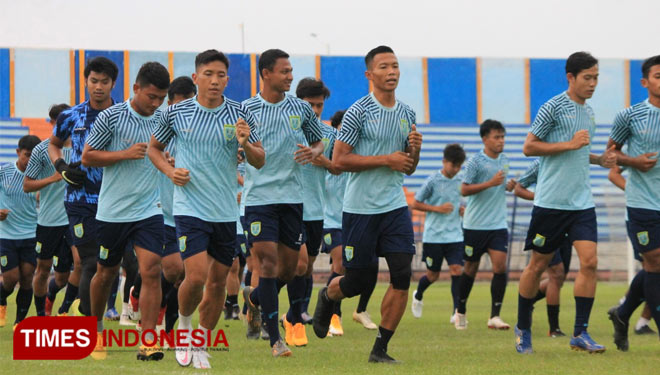 Para pemain Persela saat menjalani latihan di Stadion Surajaya Lamongan. (FOTO: MFA Rohmatillah/ TIMES Indonesia)