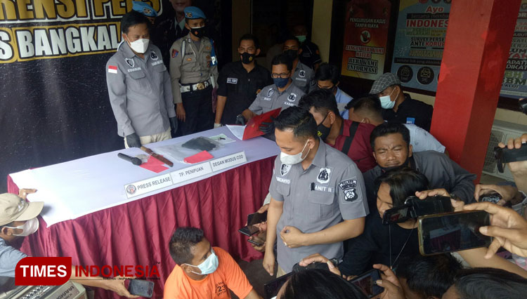 Kanit Pidek Satreskrim Polres Bangkalan, Aipda M Nurcahyono ketika menginterogasi pelaku penipuan berkedok COD. (FOTO: Doni Heriyanto/TIMES Indonesia)
