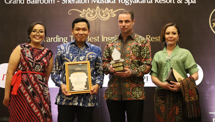 Manajemen Royal Ambarrukmo Yogyakarta saat menerima penghargaan Leading CHSE oleh Joglosemar Tourism Awards. (Foto: Dok. Royal Ambarrukmo)