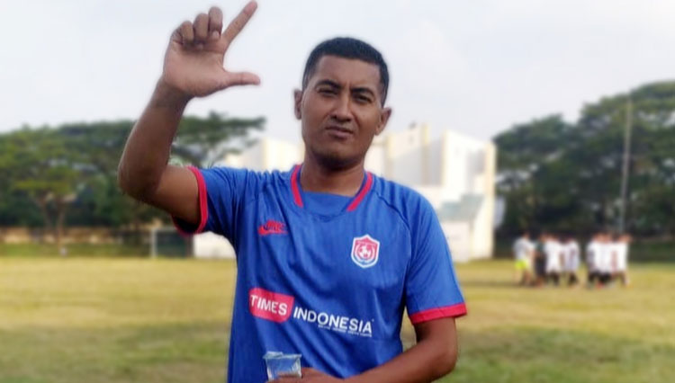 Santoso pesepakbola yang pernah malang melintang di tim elit Liga Indonesia. (FOTO: Marhaban/TIMES Indonesia)