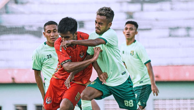 Alwi Slamat berduel dengan pemain Persekat Tegal dalam laga uji coba. (FOTO: Persebaya.id) 