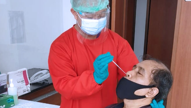 Beberapa awak media dan pegawai Diskominfo saat melakukan tes swab antigen di RSPC Cilacap. (FOTO: Pendim Cilacap for TIMES Indonesia)