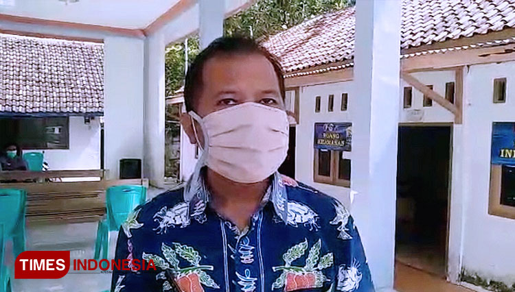 Kabid Kesmas Dinkes Lamongan, Abdullah Wasian, saat memberikan keterangan terkait peningkatan kasus Covid-19 di Desa Sidodowo, Kecamatan Modo, Lamongan, Jumat (4/6/2021). (FOTO: MFA Rohmatillah/ TIMES Indonesia)