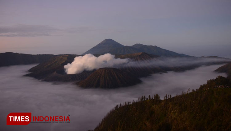 Suasana panorama pemandangan Gunung Bromo yang diliat dari Puncak Penanjakan 1 Pasuruan, Jawa Timur, Jumat (4/6/2021). (Foto: Adhitya Hendra/TIMES Indonesia)