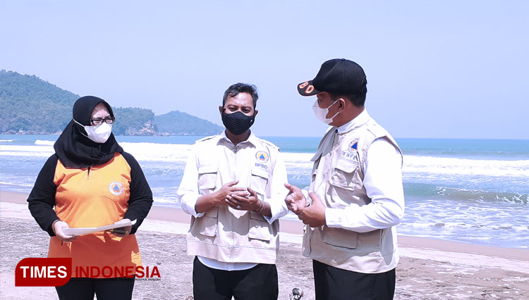 Bupati Indrata Nur Bayuaji, Kepala BPBD Pacitan Didik Alih Wibowo saat meninjau pesisir pantai pancerdor di Pacitan (FOTO: Rojihan/TIMES Indonesia)