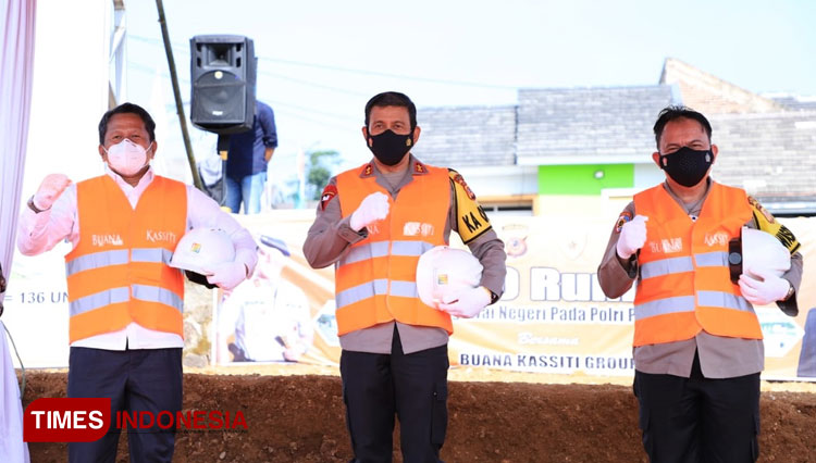 Kapolda Jabar Irjen Pol Ahmad Dofiri saat peletakan batu pertama pembangunan rumah subsidi khusus anggota Polri dan ASN di Perumahan Buana Cicalengka Raya, Cluster Bhayangkara, Kec Cicalengka, Kab Bandung, Jumat (4/6/21).(FOTO: Iwa/TIMES Indonesia)