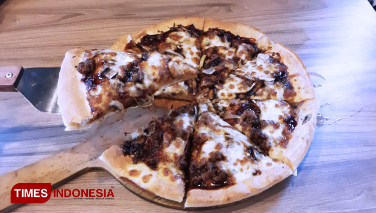 Kelezatan Pizza Sate menu andalan Pizza Hits di Tamansari Papilio Surabaya, Kamis (3/6/2021). (FOTO: Lely Yuana/TIMES Indonesia) 