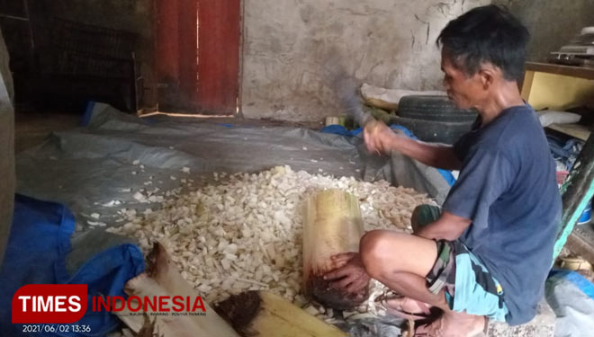 Seorang pekerja mengiris gedebok batang pohon pisang bahan pakan ternak domba di ruang produksi pakan Panji, Kampung Salamnunggal, Indihiang, Kota Tasikmalaya (FOTO:Harniwan Obech/TIMES Indonesia)
