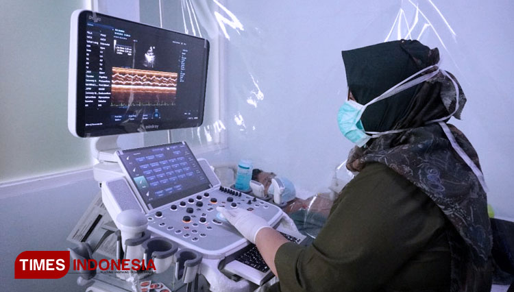 Pemeriksaan Ekokardiografi oleh dr.Ira Setya Waty, Sp.JP menggunakan Ultrasonoghrapy (USG) Mindray type DC-40. (FOTO: AJP TIMES Indonesia)