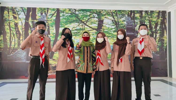 Siswa siswi dan pembimbing yang menjuarai lomba vlog edukasi BKKBN (Foto: Diskominfo Kota Kediri)