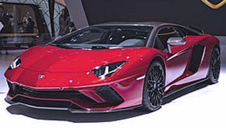 Lamborghini Aventador merah yang harganya selangit itu, dan mobil serupa mengeluarkan kepulan asap dari dalam kompartemen mesinnya saat seorang pria menyodorkan sate daging ke knalpot yang mengeluarkan api. (FOTO: China Daily Mail)