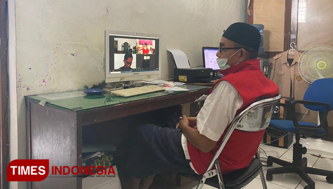 Terdakwa Junaedi eks pejabat Dirut PD SMU Majalengka mengikuti sidang kedua secara virtual. (Foto: Kejari Majalengka for TIMES Indonesia)