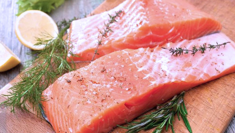 Daging salmon mengandung Protein tinggi yang baik untuk Bayi (Foto: iStockphoto)