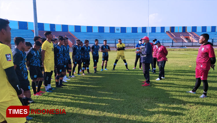 Pelatih Persela, Iwan Setiawan (topi merah), memberikan arahan kepada para pemain pada latihan perdana di Stadion Surajaya, Sabtu (5/6/2021). (FOTO: MFA Rohmatillah/ TIMES Indonesia)
