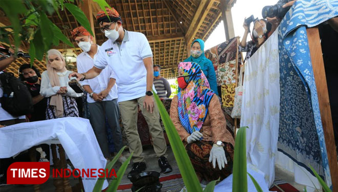 Menteri Pariwisata dan Ekonomi Kreatif (Menparekraf) RI Sandiaga Salahuddin Uno melakukan promosi dan sosialisasi Desa Wisata di Desa Candirejo, Magelang, Jawa Tengah. (FOTO: Wiwit/TIMES Indonesia)
