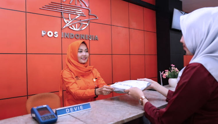 Karyawan PT Pos Indonesia di Bandung menerima paket yang akan dikirim konsumen. (FOTO: PT Pos Indonesia)