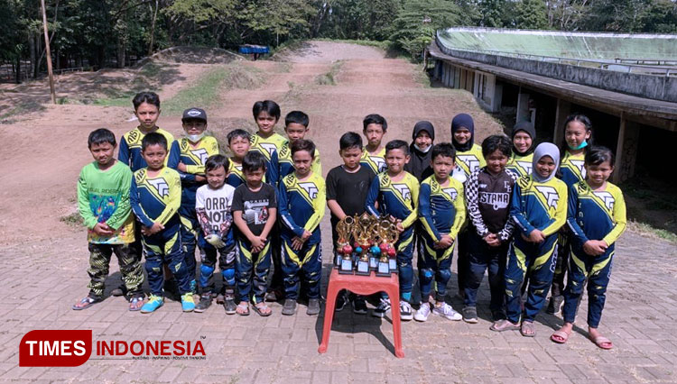 Para-pembalap-ISSI-Kota-Batu-saat-naik-podium-2.jpg