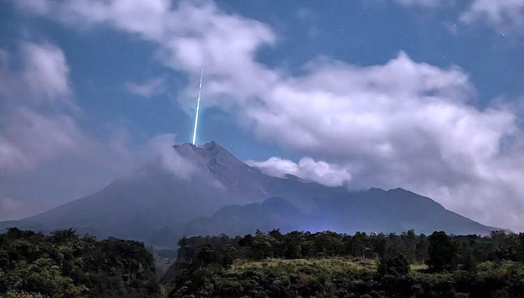Penampakan-cahaya-mirip-meteor-jatuh-di-Gunung-Merapi.jpg