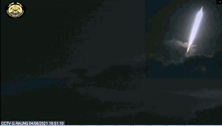Penampakan-cahaya-mirip-meteor-jatuh-di-Gunung-Raung.jpg