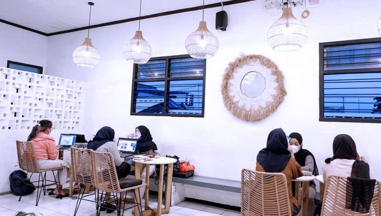 Suasana Co-Working Space dan Coffee Shop di kafe Semusim (Foto: instagram_@semusim.cafe)