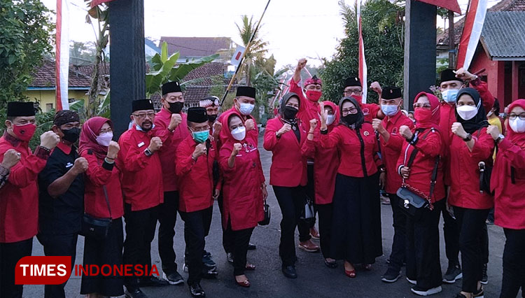 Ketua Fraksi PDI Perjuangan DPRD Provinsi Jatim, Dr Sri Untari Bisowarno ketika berada Desa Pancasila. (FOTO: tim Media PDI Perjuangan for TIMES Indonesia)