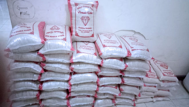 Bupati Muba saat meninjau beras hasil petani. (Foto: Lingga for TIMES Indonesia)