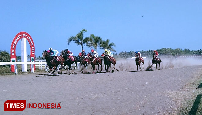 Kuda pacu sedang berlomba di arena pacuan kuda Legokjawa (Foto: Syamsul Ma'arif/TIMES Indonesia)