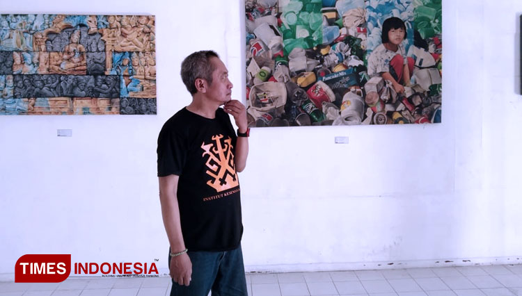 Seorang pengunjung pameran mengamati satu karya seni yang mengangkat isu sampah. (Foto: Rizky Kurniawan Pratama/TIMES Indonesia)2. Terlihat dari depan, pintu masuk DKM yang dipenuhi dengan limbah Styrofoam. (Foto: Rizky Kurniwan Pratama/TIMES Indonesia)