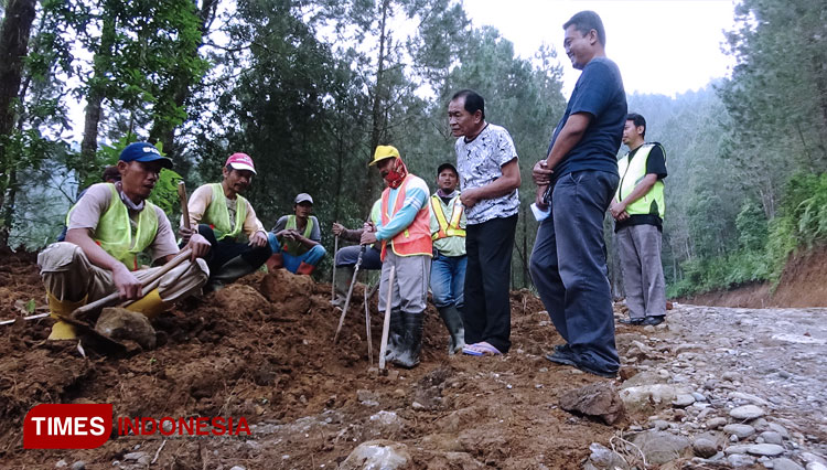 Budhi-Sarwono-asyik-ngobrol-sama-warganya-2.jpg