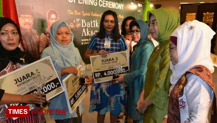 Ketua Dekranasda Jawa Timur yang saat itu dijabat Nina Soekarwo menyerahkan penghargaan kepada Pemilik Day Art Batik Friday Purnama Sari sebagai juara 3. (Dok Friday Purnama Sari for TIMES Indonesia)